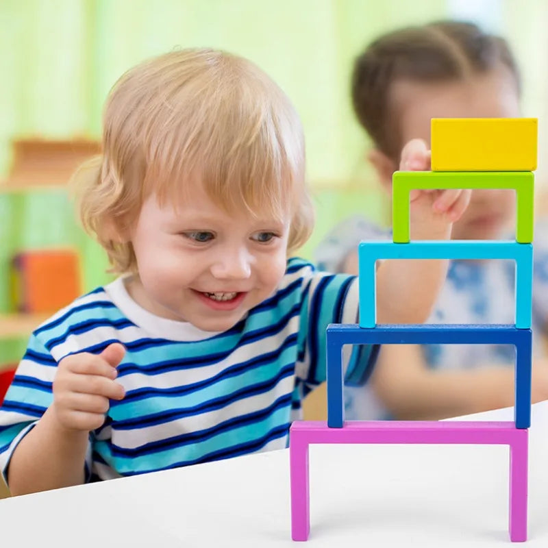 Buntes Entdecken – Regenbogen Stapelspielzeug aus Holz für Kinder