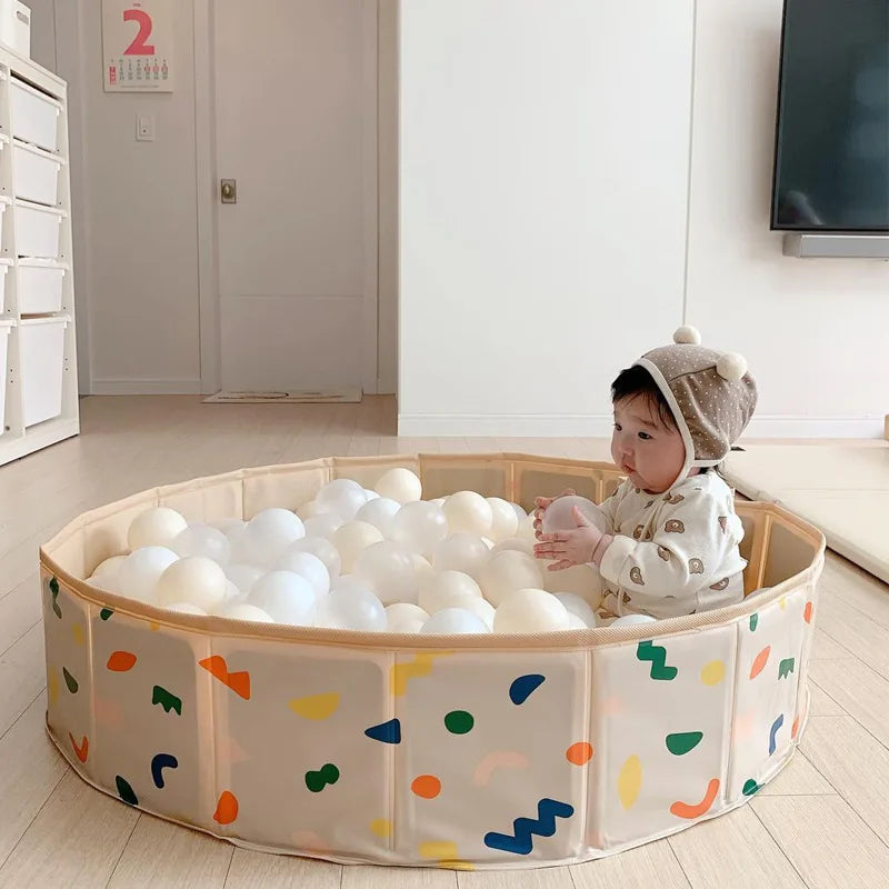 Sicheres Spielen – Spielgehege für Babys und Kleinkinder mit Bunten Mustern