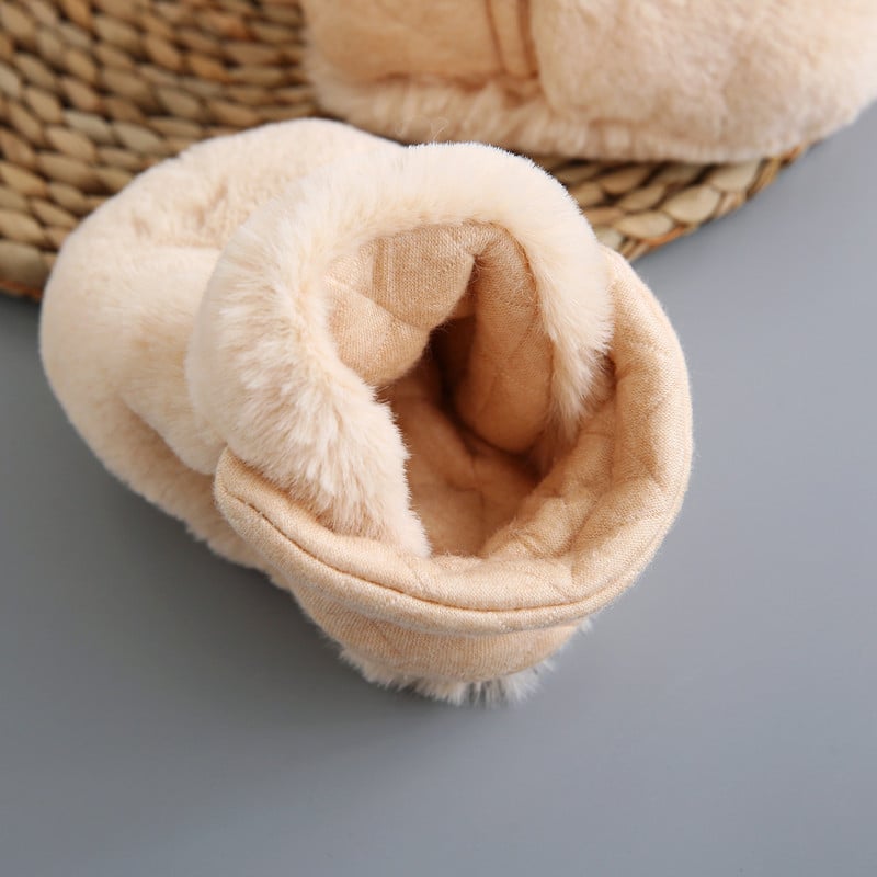 Flauschige Sockenschuhe für Babys