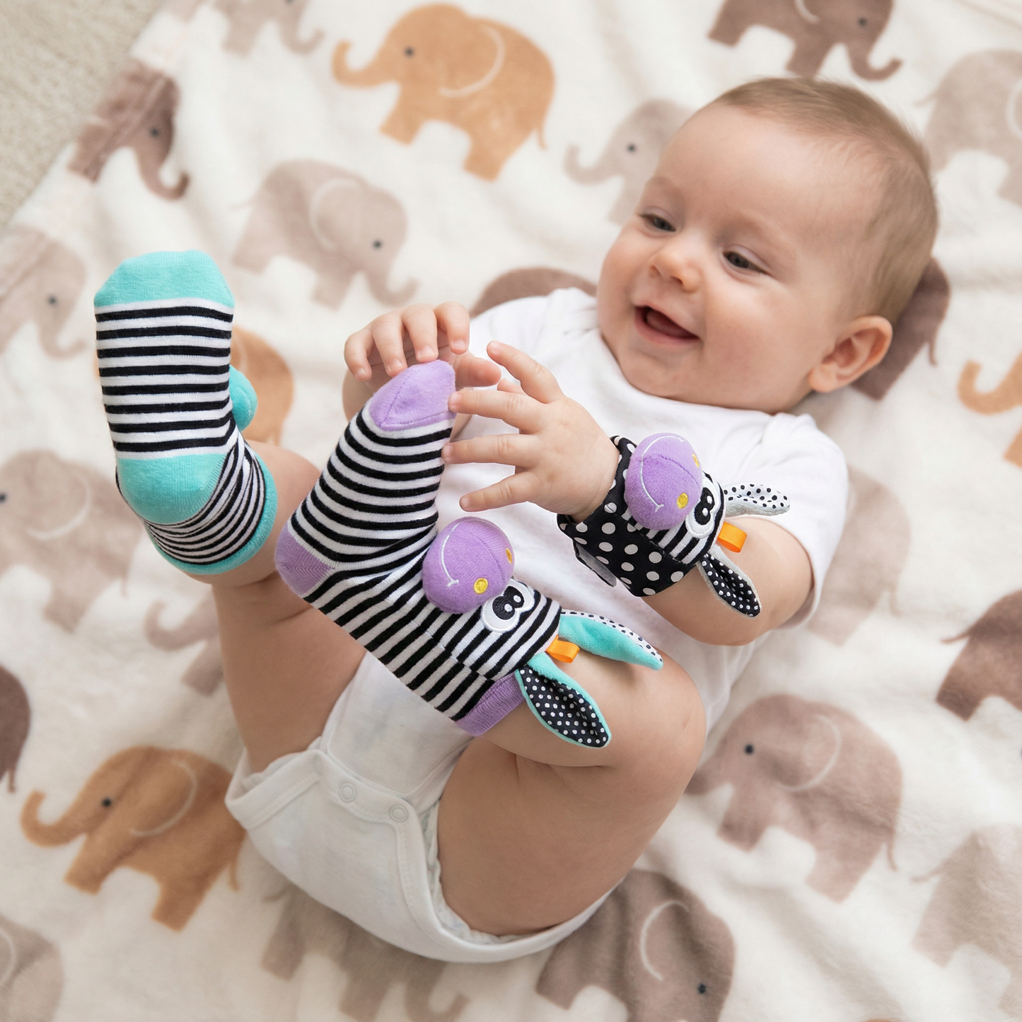 Sensorische Baby Plüschsocken und Armband