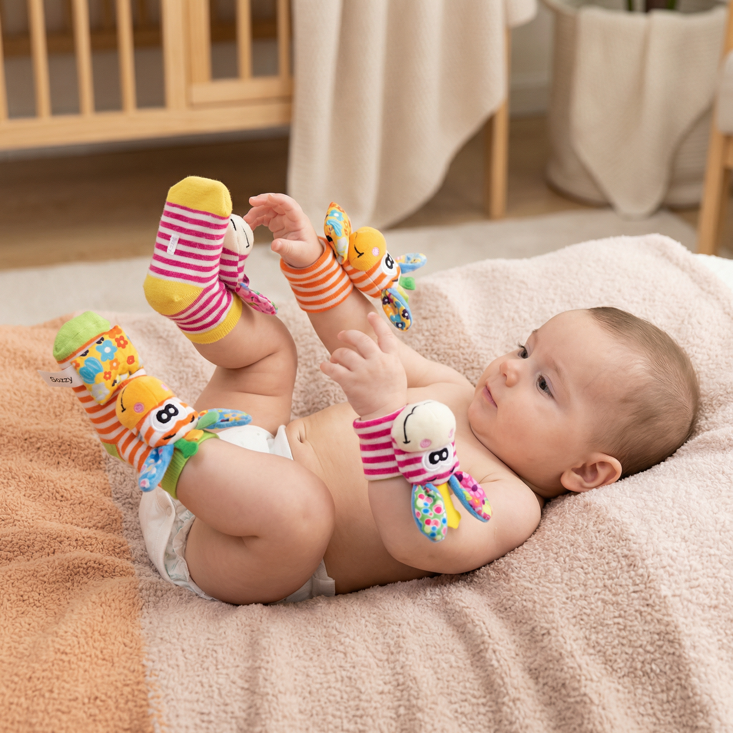 Sensorische Baby Plüschsocken und Armband